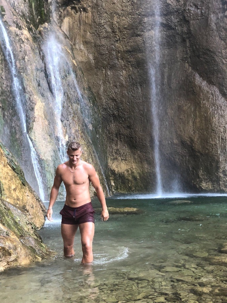 @niksa.novakovic Niksa Novakovic on vacation spending scamming money